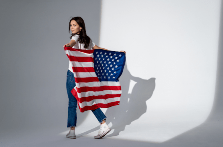 loqual-flag-girl-768x507